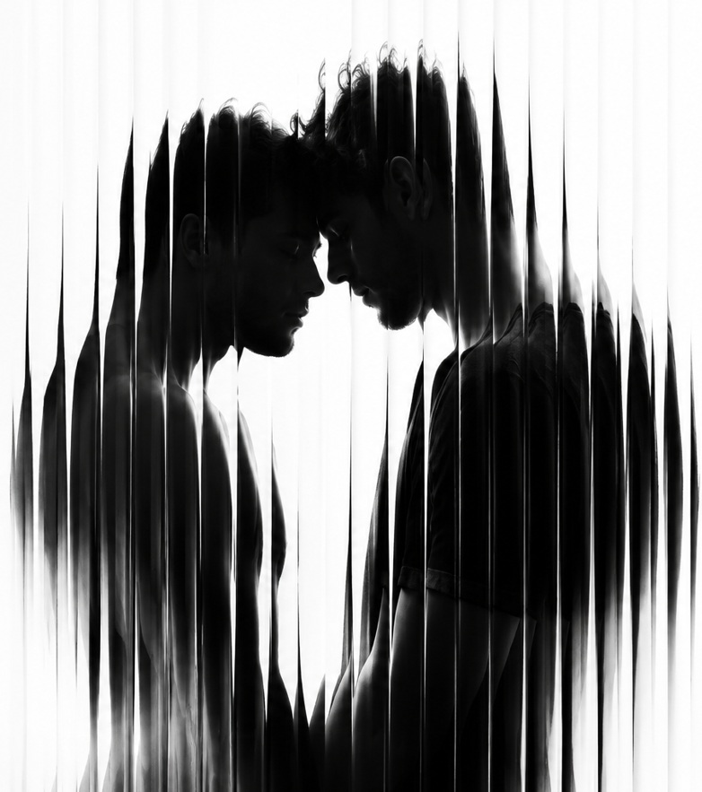 Deux silhouettes masculines en noir et blanc, face à face, dans une composition graphique abstraite.